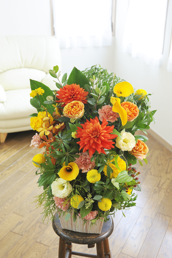 季節の花材を惜しみなく使い、シンプルな配色の中に自身がこだわる「動き」や「間」がスパイスされ、生花の持つ美しさを存分に引き出しています。