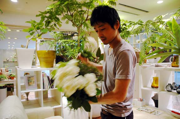 <p>季節の花材を惜しみなく使い、シンプルな配色の中に自身がこだわる「動き」や「間」がスパイスされ、生花の持つ美しさを存分に引き出しています。</p>