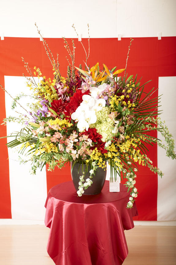 卒業式、入学式、入社式などの各種式典で活躍の演台花（壺花）