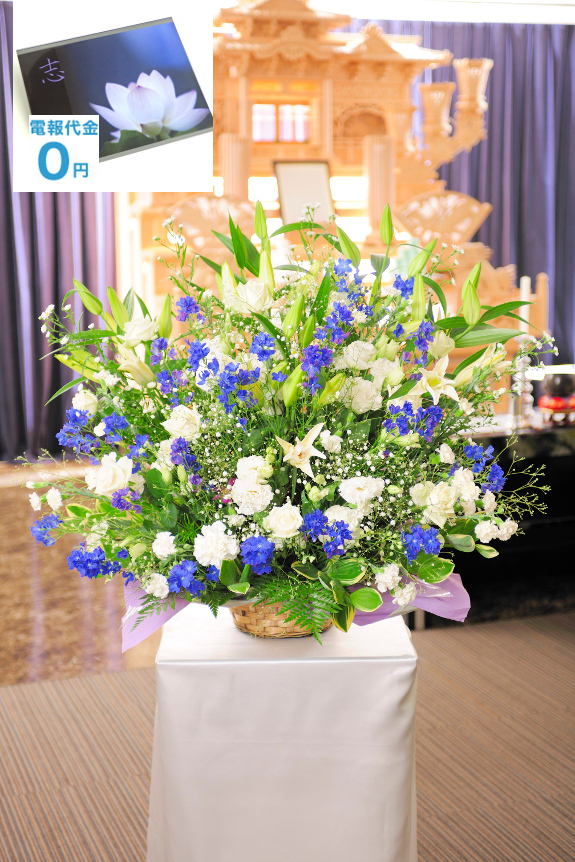 お供え花では珍しいブルー系のお花を使用た「供花アレンジメント（洋花・2色指定・２万円コース）」は、決して派手ではありませんが、その存在感は抜群です。また、標準的な1.5万円コースよりも花材のボリュームをアップしております。
