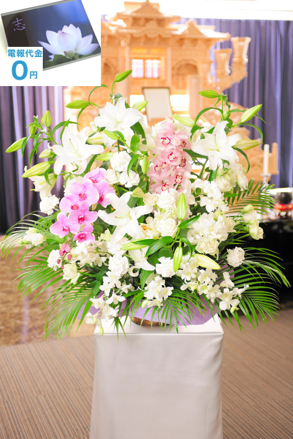高品質なユリや洋蘭などをベースにお仕立てした「供花アレンジメント（洋花・3万円コース）」は、圧倒的なボリュームを感じさせてくれます。標準コースの2倍の価格となりますが、値段以上の豪華さを与えてくれるでしょう。