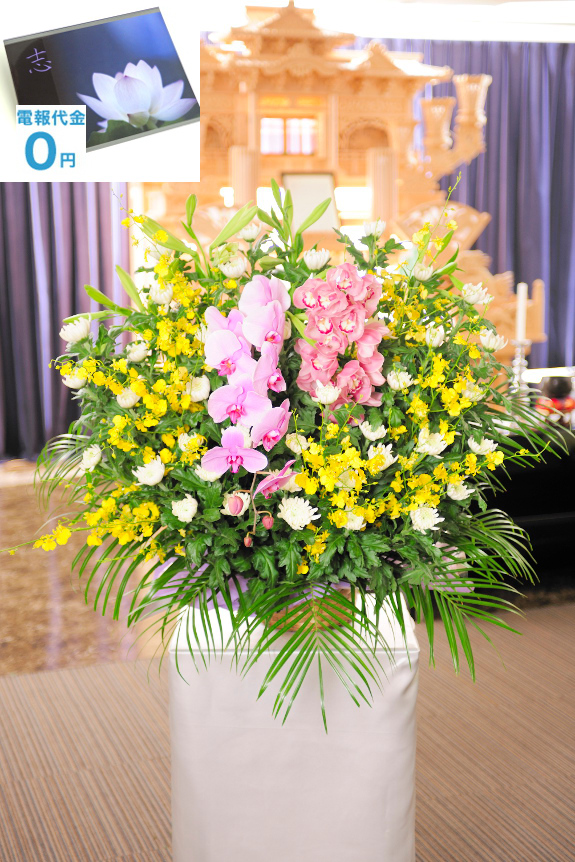 高品質な菊花をベースにお仕立てした「供花アレンジメント（和・3万円コース）」は、圧倒的なボリュームを感じさせてくれます。標準コースの2倍の価格となりますが、値段以上の豪華さを与えてくれるでしょう。