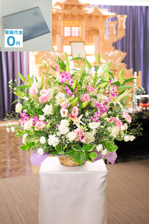 ピンクのお花をアクセントにして可愛らしくお仕立てした「供花アレンジメント（洋花・2色指定・２万円コース）」は、1.5万円の標準クラスに比べ、花材のボリュームを大幅アップした供花です。