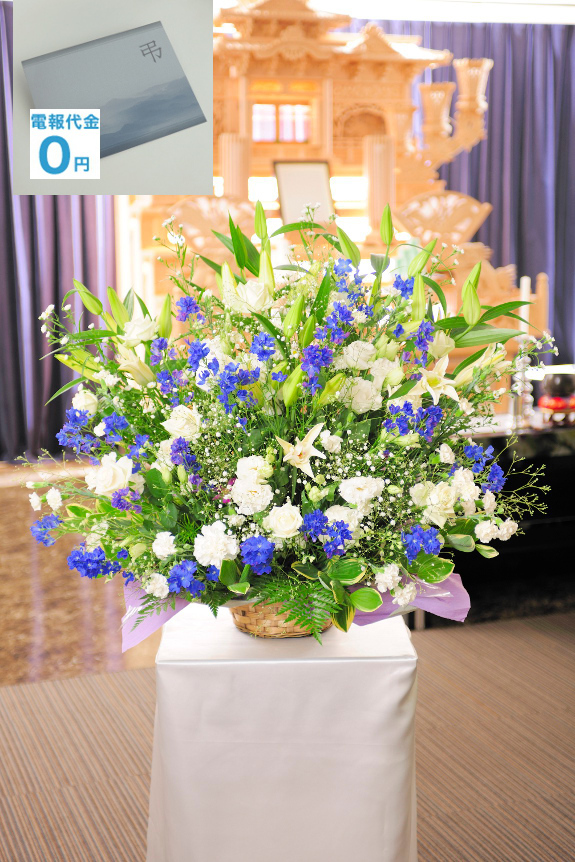 お供え花では珍しいブルー系のお花を使用た「供花アレンジメント（洋花・2色指定・２万円コース）」は、決して派手ではありませんが、その存在感は抜群です。また、標準的な1.5万円コースよりも花材のボリュームをアップしております。