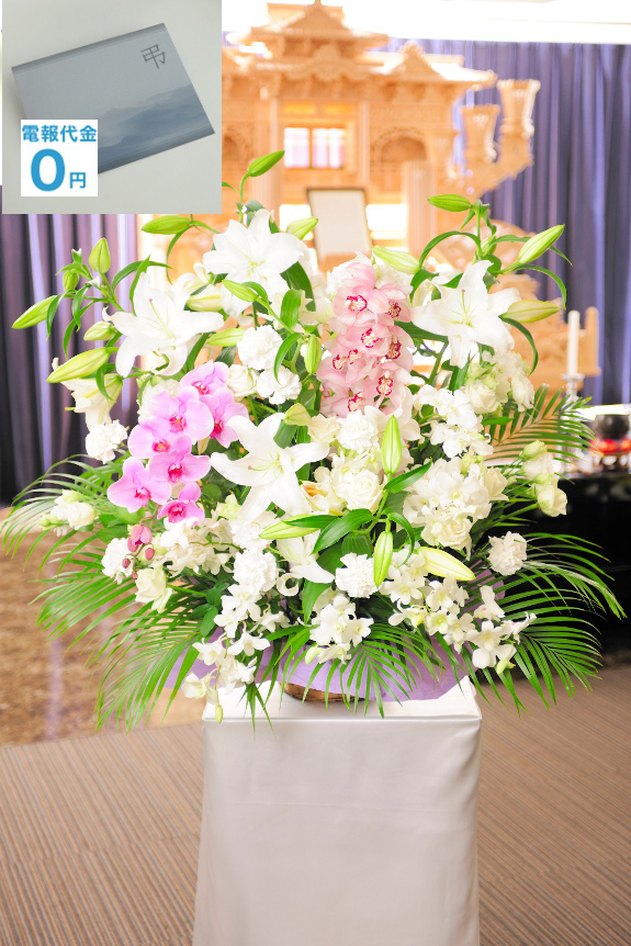 高品質なユリや洋蘭などをベースにお仕立てした「供花アレンジメント（洋花・3万円コース）」は、圧倒的なボリュームを感じさせてくれます。標準コースの2倍の価格となりますが、値段以上の豪華さを与えてくれるでしょう。