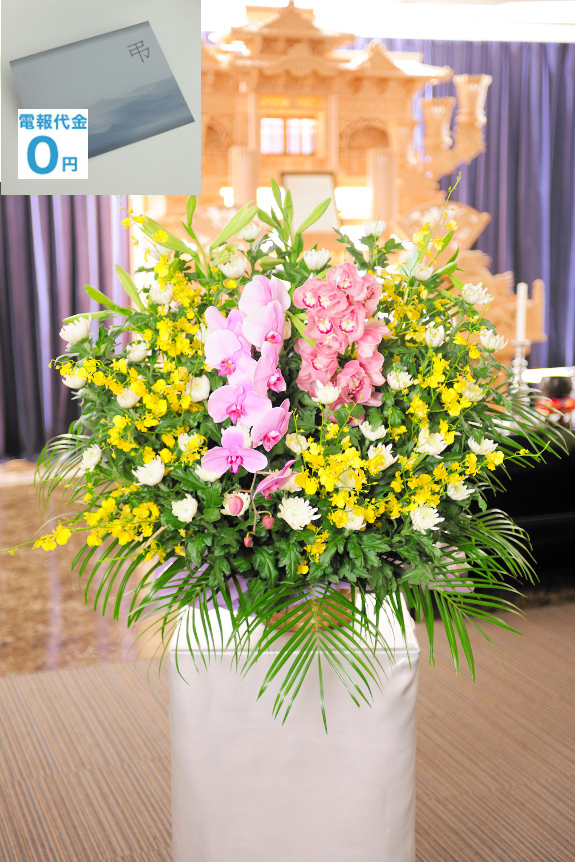 高品質な菊花をベースにお仕立てした「供花アレンジメント（和・3万円コース）」は、圧倒的なボリュームを感じさせてくれます。標準コースの2倍の価格となりますが、値段以上の豪華さを与えてくれるでしょう。