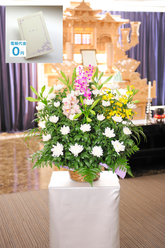 菊花を中心にお仕立てした「供花アレンジメント（和花・1.5万円コース）」は様々な用途でご利用頂けるお悔やみ花です。一般的なサイズと価格帯となりますので、お花でお悩みの方はこちらの供花をおすすめ致します。尚、お花は独自のネットワークを駆使し最短2時間でお届け致します。