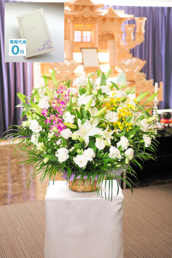 ご自宅などにお届けする枕花などに最適な「供花アレンジメント（洋花・1.5万円コース）」は用途を選ばずにご利用頂けるお供え花です。
ご自宅だけでなく斎場やお寺などに、独自のネットワークを駆使し最短2時間でお届け致します。