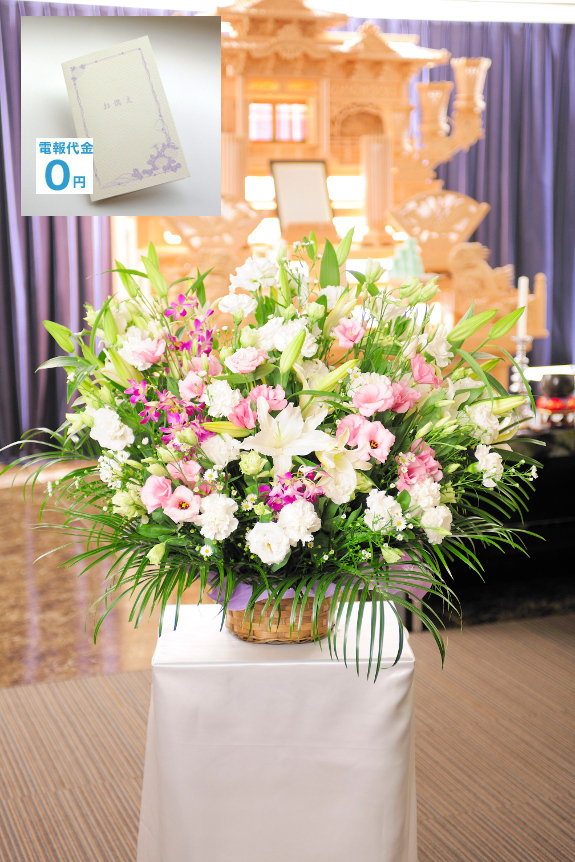 お供え花としては標準的なサイズの「供花アレンジメント（洋花・2色指定・1.5万円コース）」は、ユリや洋蘭などをベースにピンク色のお花をアクセントにし明るく華やかさをプラスしております。その為、お悔やみ花でありながらも、どこか可愛らしさがあるお仕立てです。尚、お花は独自のネットワークを駆使し最短2時間でお届け致します。