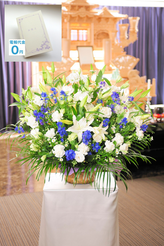 「供花アレンジメント（洋花・2色指定・1.5万円コース）」はブルー系にお花でアクセントをつけたお供え花です。ブルー系のお花が全体を落ち着いた雰囲気へと演出してくれます。尚、お花は独自のネットワークを駆使し最短2時間でお届け致します。