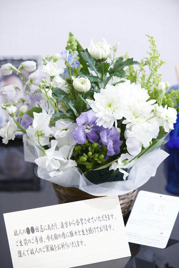 ミックス花材の淡色仕様は主張しすぎず、供花、お悔やみ花としてお薦めしたアレンジメントフラワーです。