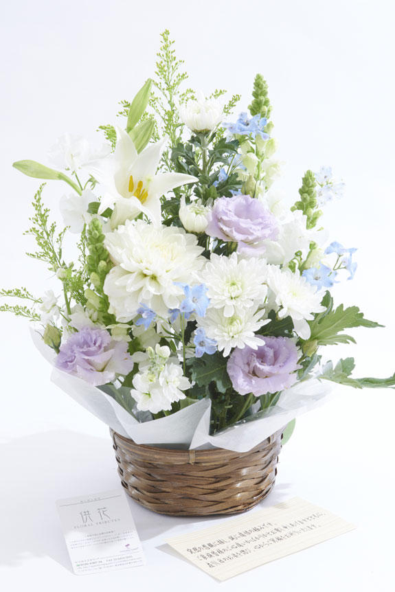 <p>供花アレンジメントフラワーには、お悔やみの気持ちを表すことができるメッセージカードが無料で付いています。</p>