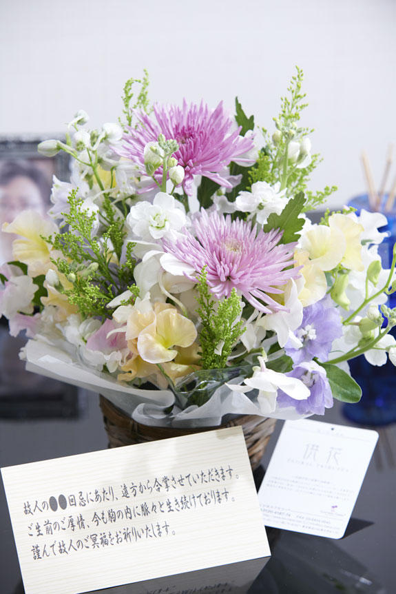 ミックス花材の淡色仕様は主張しすぎず、供花、お悔やみ花としてお薦めしたアレンジメントフラワーです。