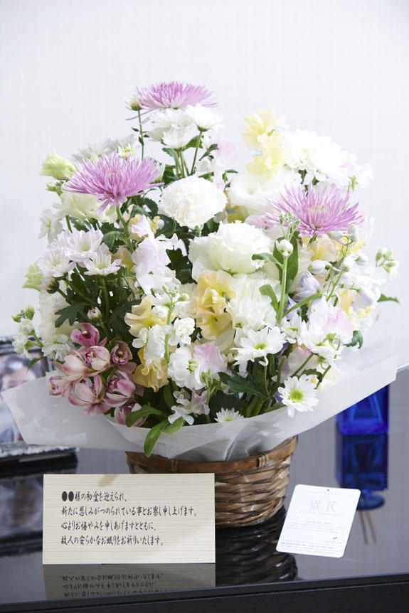 ミックス花材の淡色仕様は主張しすぎず、供花、お悔やみ花としてお薦めしたアレンジメントフラワーです。