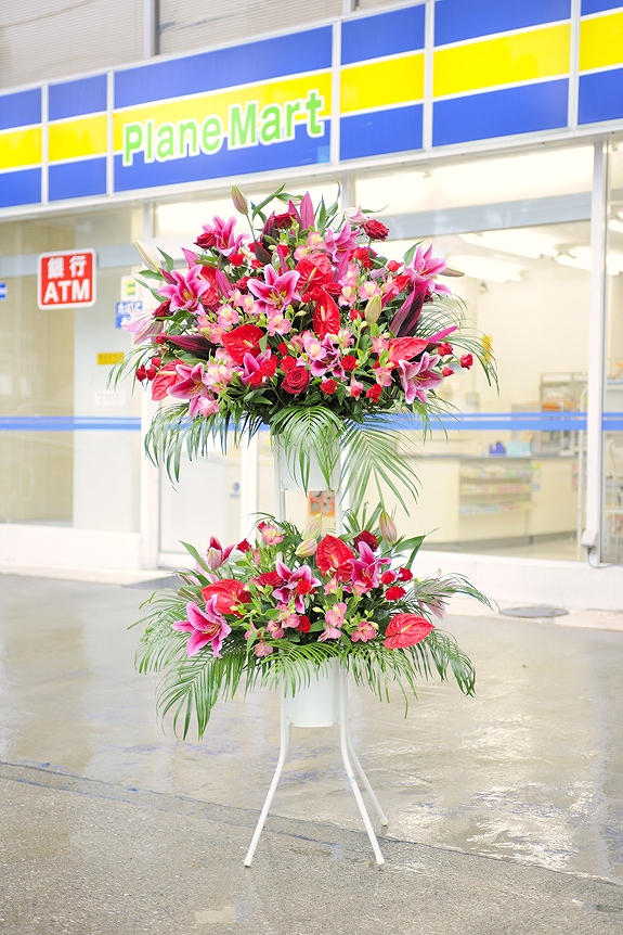 可愛らしさと可憐さを癒合！ピンクと赤系2色仕立てのスタンド花二段タイプです。