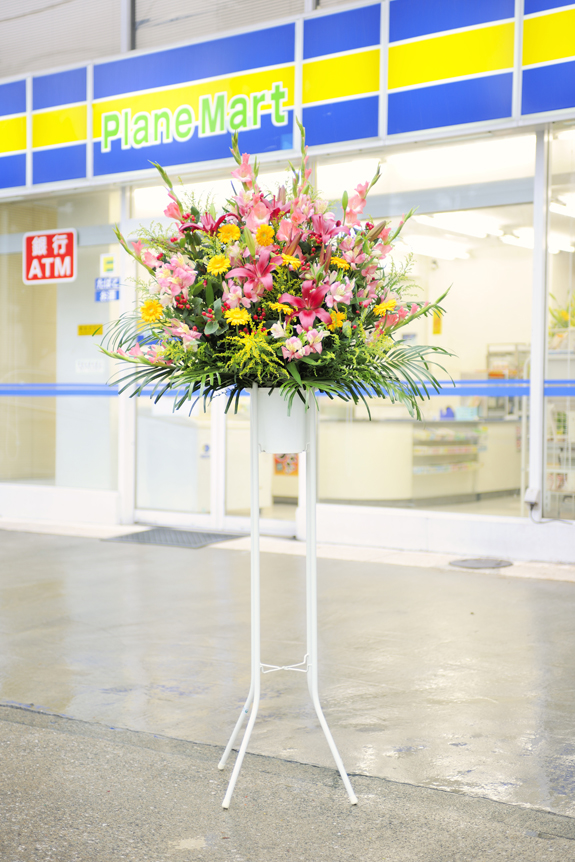 シンプルな仕立てで花材や色合いは全ておまかせいただくコースです。※東京23区、横浜市、川崎市、名古屋市、大阪市のお届け先限定です。