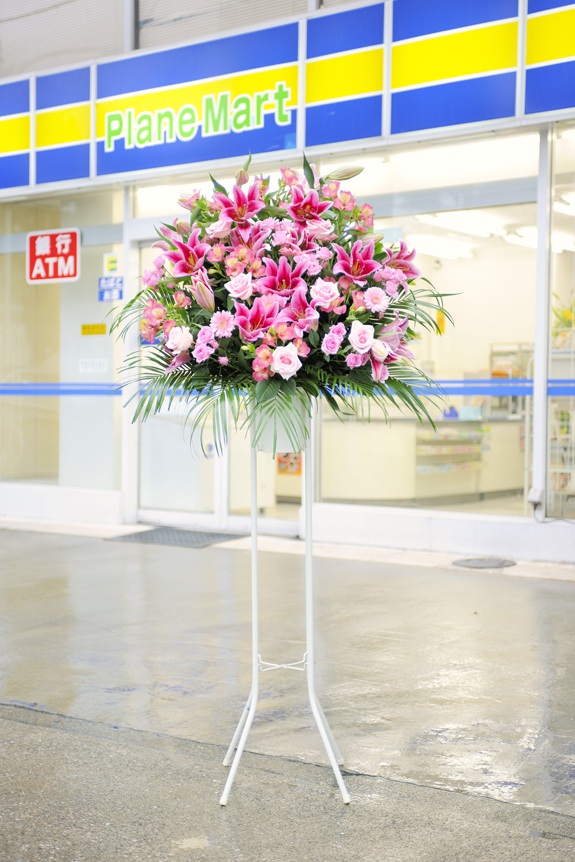 可愛らしさや派手さを演出するピンク系で統一したスタンド花です。