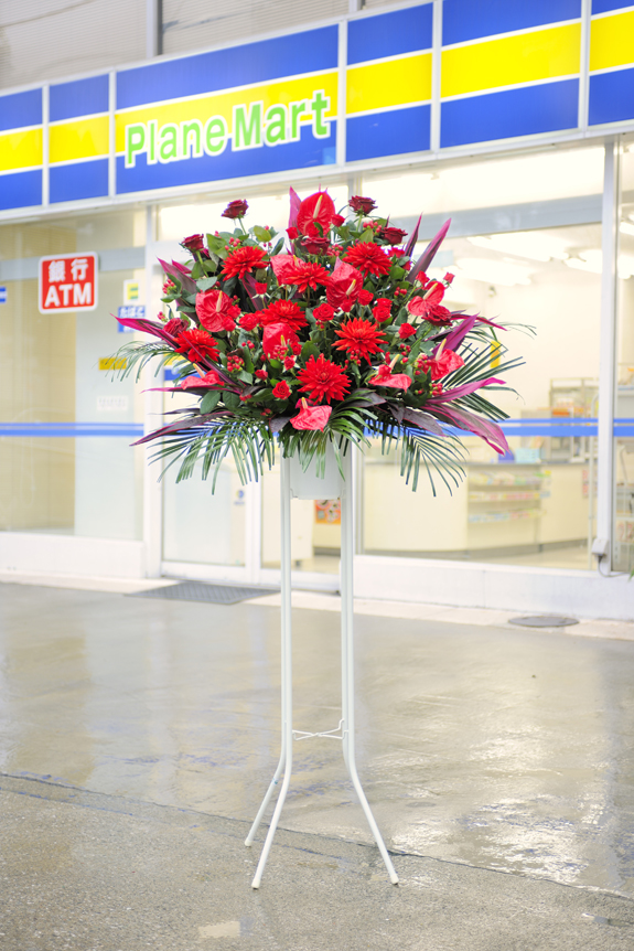 情熱的で可憐なイメージをお届け！赤系で統一したスタンド花です。