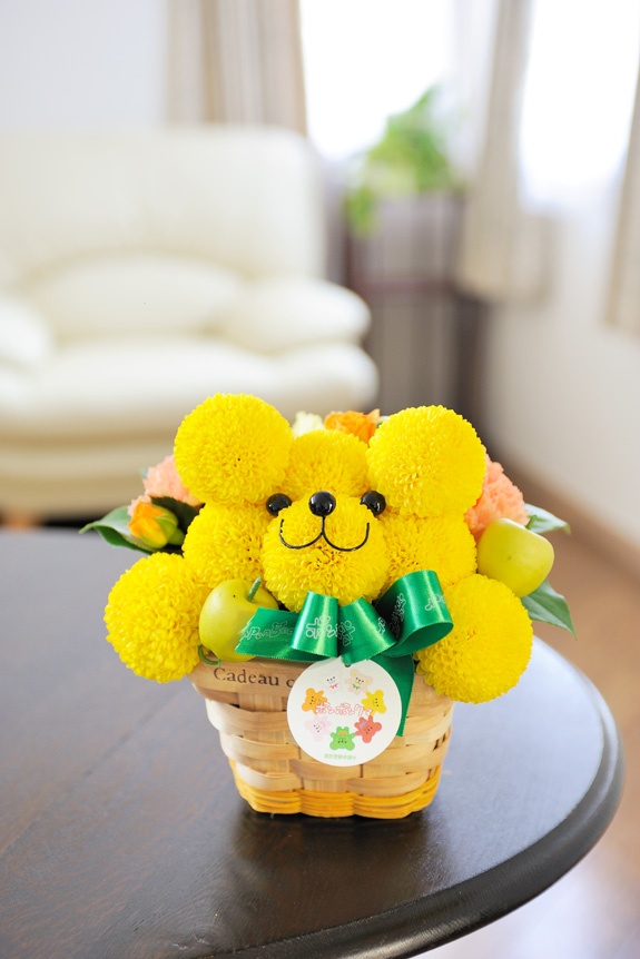 ポンポンマムという菊からつくられたとってもキュートなクマちゃんのアレンジメント！