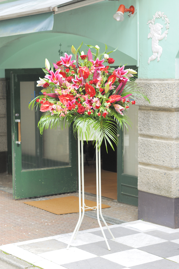可愛らしさと可憐さを癒合！ピンクと赤系2色仕立てのスタンド花です。