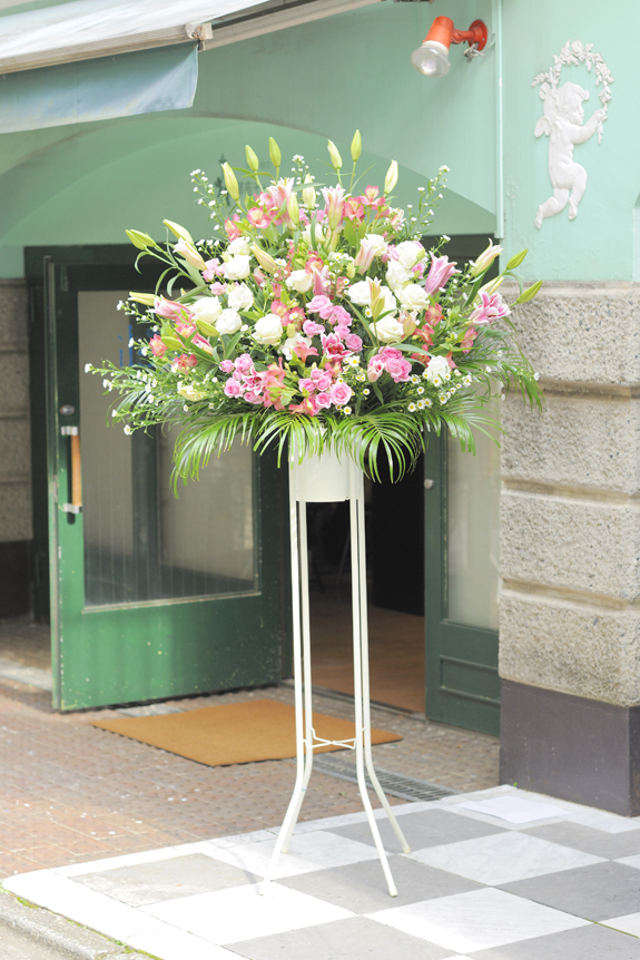 可愛らしさの中にさわやかさ！ピンクと白系2色仕立てのスタンド花です。