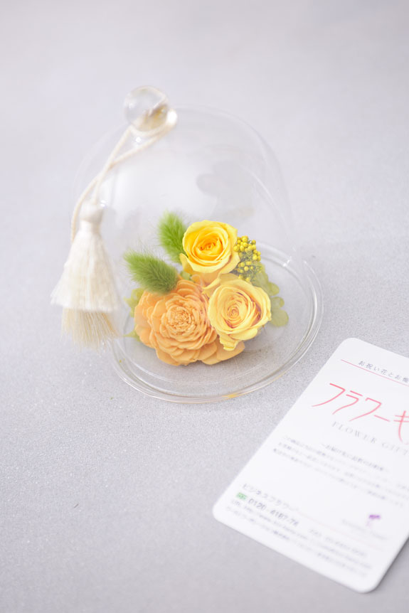 <p>黄色のバラが明るく可愛らしいプリザーブドフラワーです。</p>