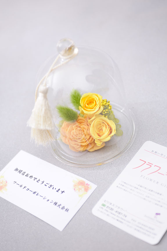 <p>このプリザーブドフラワーにもメッセージカードが無料で付いてきます。</p>