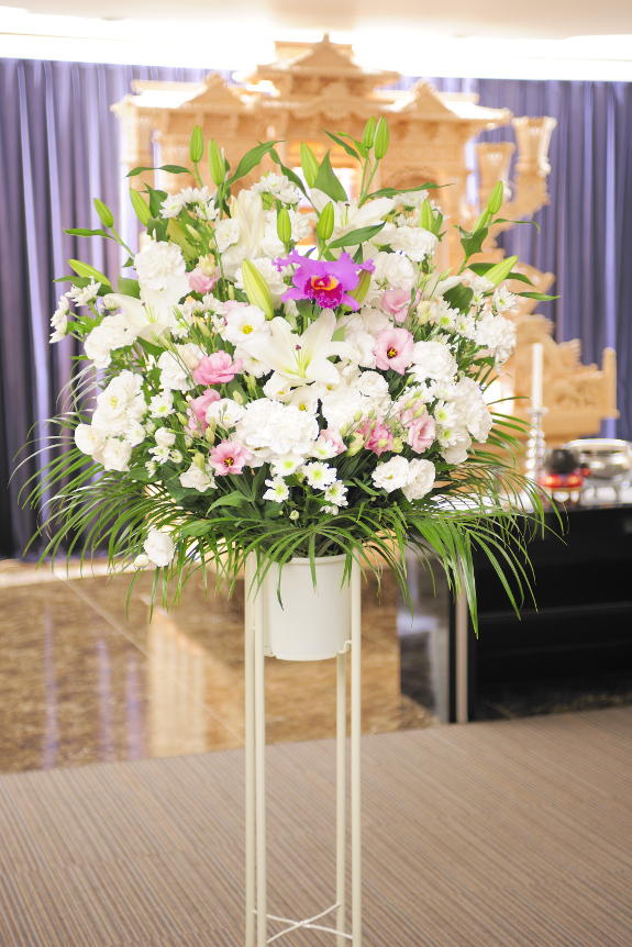 標準1.5万円コース洋花タイプの供花スタンド花で、白・ピンク系の２色指定です。