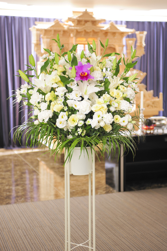 標準1.5万円コースの洋花タイプの供花スタンド花で、白・黄色系の２色指定です。