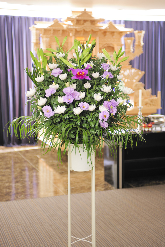 菊ベースの和花標準コースに紫系のお色を加えた商品です。
◆お届け地域により、紫系の配色ができないことがございます。