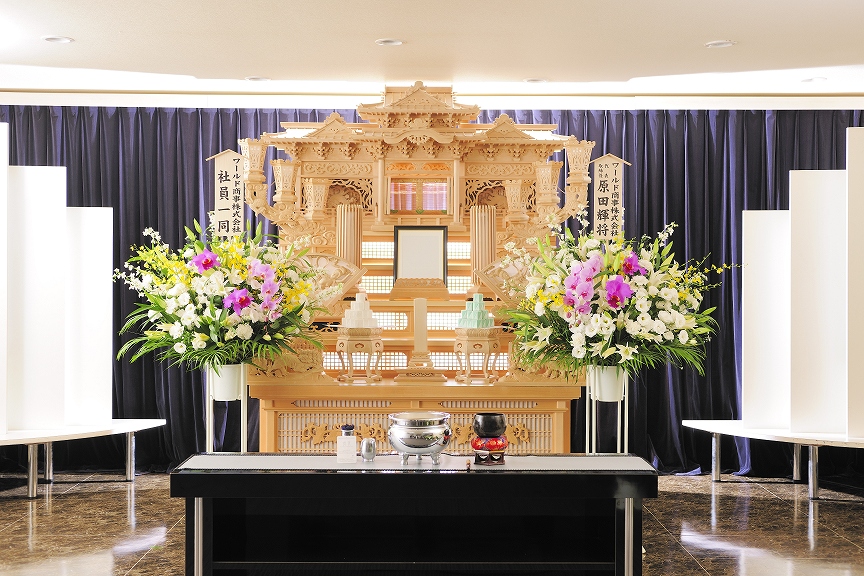 見栄え抜群の３万円コース洋花タイプを２基セット（対）にした供花スタンド商品です。