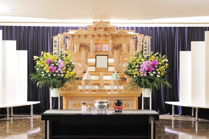 見栄え抜群の３万円コース和花タイプを２基セット（対）にした供花スタンド商品です。
