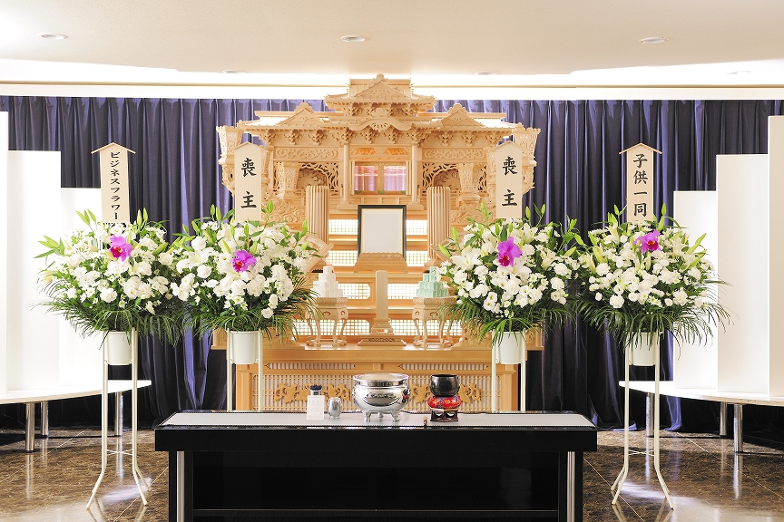 標準コース1.5万円の洋花タイプを４基セットにした供花スタンド商品です。
