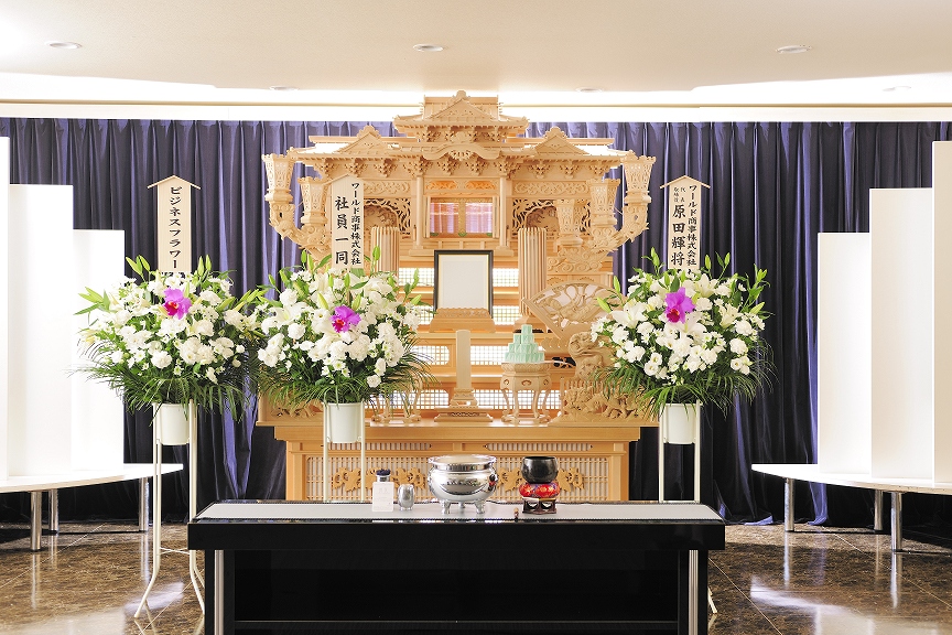 標準コース1.5万円の洋花タイプを３基セットにした供花スタンド商品です。