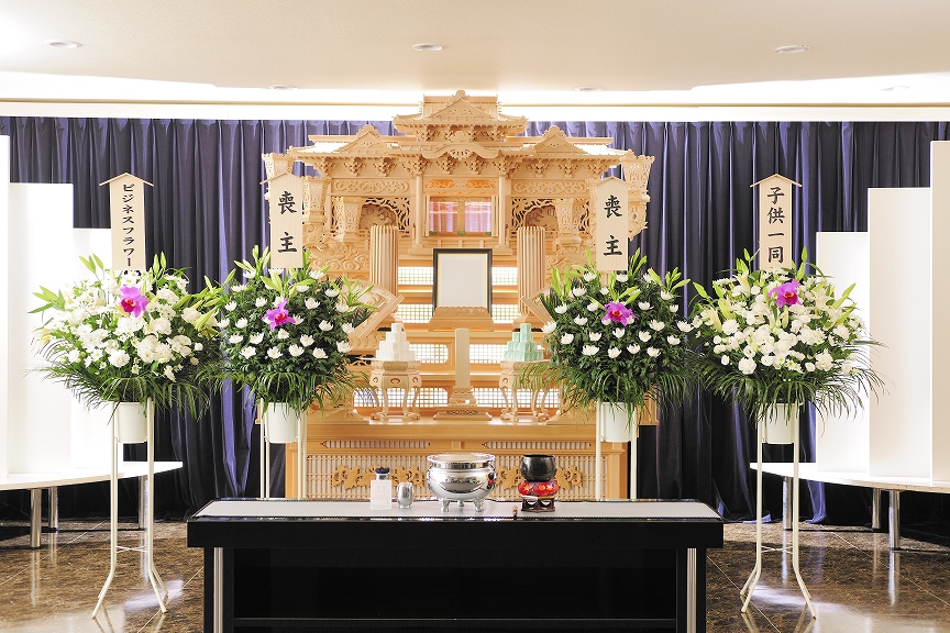 標準コース1.5万円の和花、洋花をミックスで４基セットにした供花スタンド商品です。
