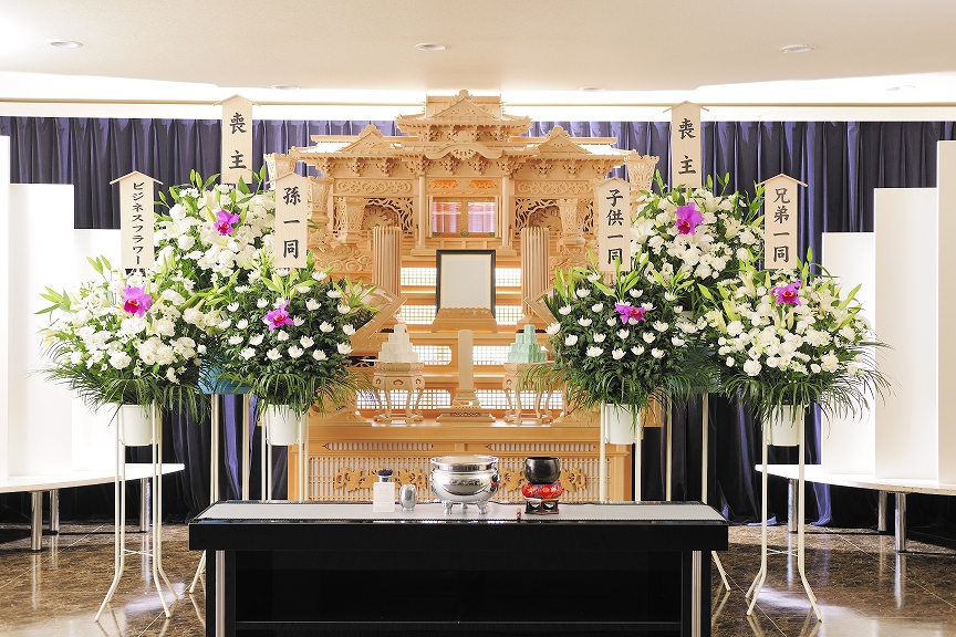 標準コース1.5万円の和花、洋花をミックスで６基セットにした供花スタンド商品です。