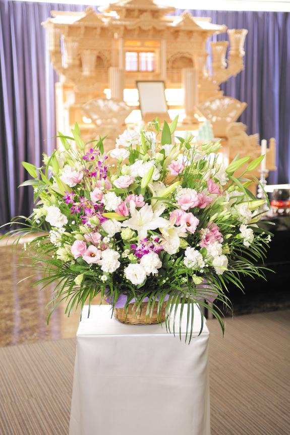 洋花はユリや洋蘭などをベースにおまかせでお仕立てさせていただきます。
