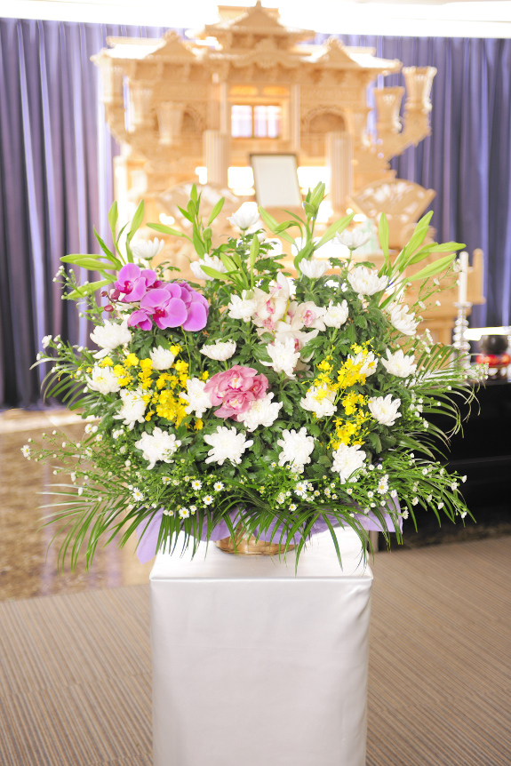 供花は季節や土地柄にあわせたアレンジメントとなります。