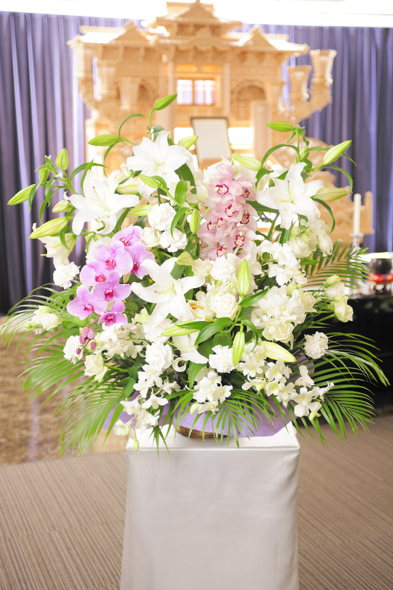 供花は季節や土地柄にあわせたアレンジメントとなります。