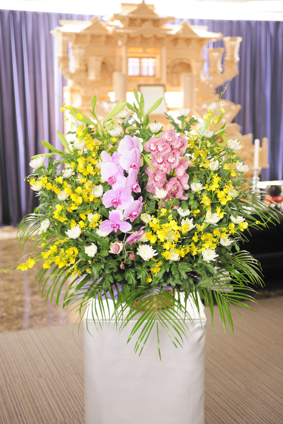 供花は季節や土地柄にあわせたアレンジメントとなります。