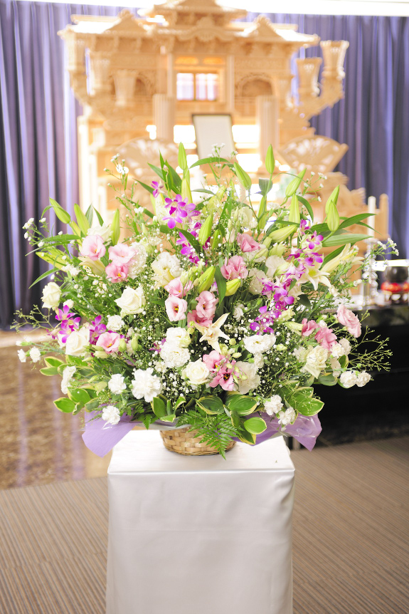 洋花はユリや洋蘭などをベースにおまかせでお仕立てさせていただきます。