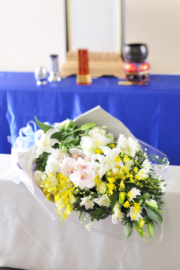 仏事に万能なお供え用生花の花束です。
