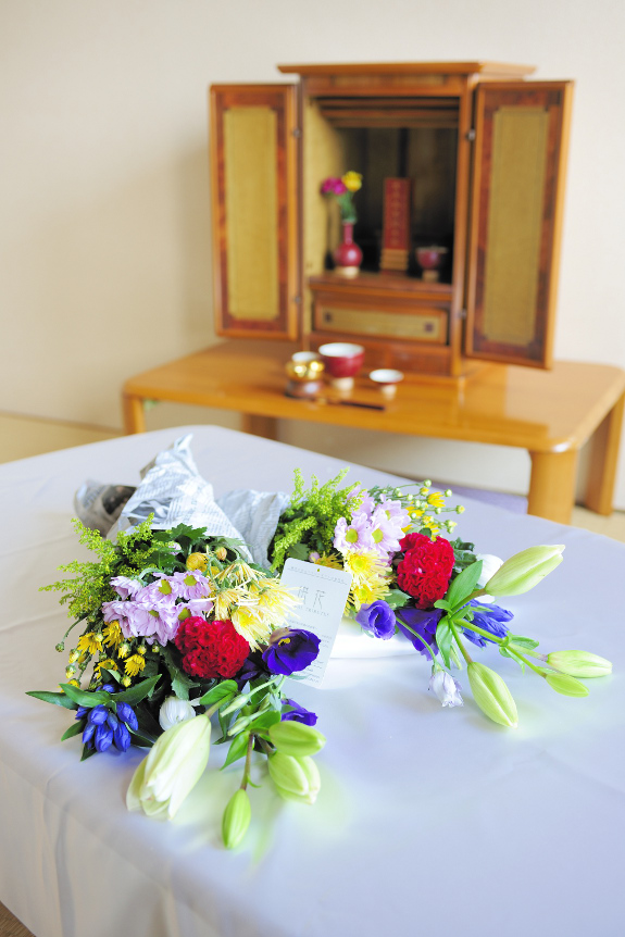 お墓参りにお供えする生花の花束１対（２束）です。
