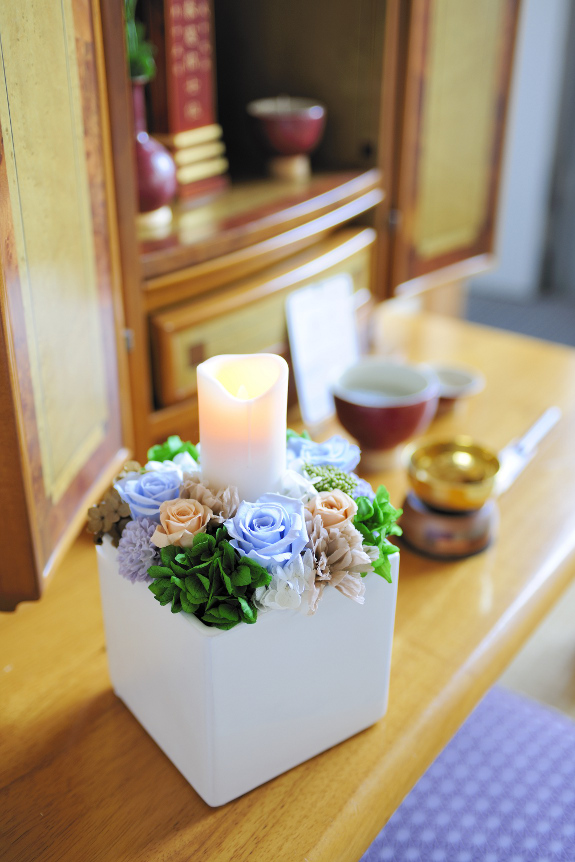 お供え花とロウソクに見立てたキャンドルの２役を持ち合わせた供花プリザです。※点灯中です。
