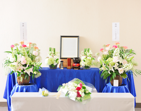 業界で活躍するフラワーデザイナーが仕立てる、お供え用のお花でありながらも可愛らしい供花のセット商品です。