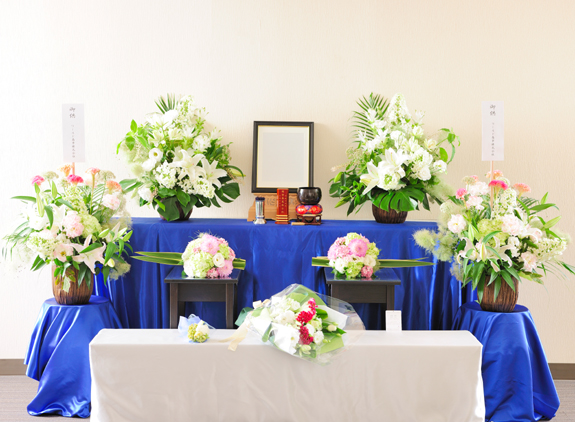 業界で活躍するフラワーデザイナーが仕立てる供花のセット商品です。