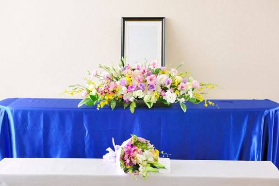 遺影前が華やかになり、故人様が寂しくならないよう飾りつける事が可能です。