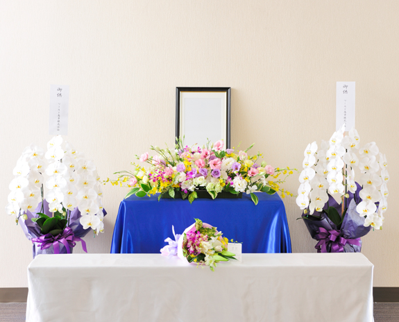 大輪の胡蝶蘭を利用した家族葬やお別れ会・法事などにご利用頂ける供花のセット商品です。