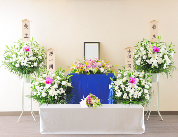 ホールやご自宅での家族葬やお別れ会・法事などにご利用頂く供花のセット商品です