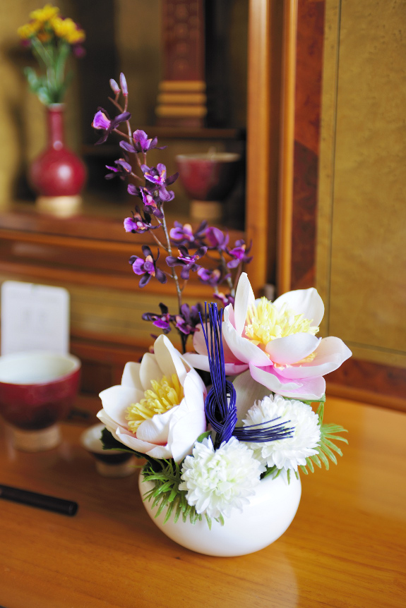 白菊の上に咲かせた薄ピンクの花、仏教上でも深い意味を持つハスを供花にしました。